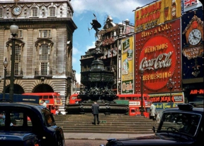 Piccadilly Circus 1961 1.jpg. Click on the picture to enlarge